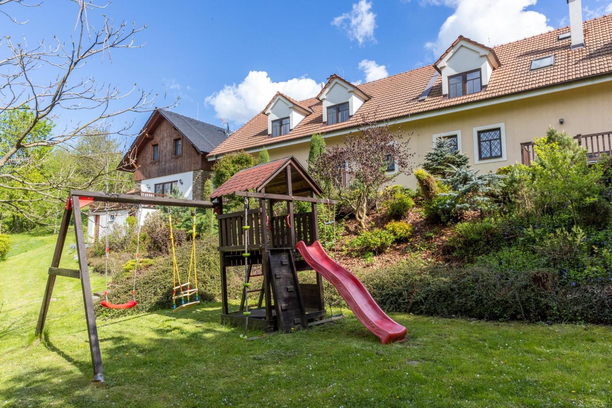 Nivy Alice A Petra Jandovych Apartment Valentova