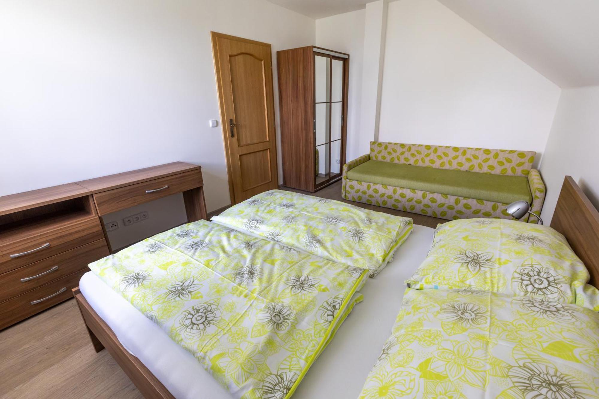 Nivy Alice A Petra Jandovych Apartment