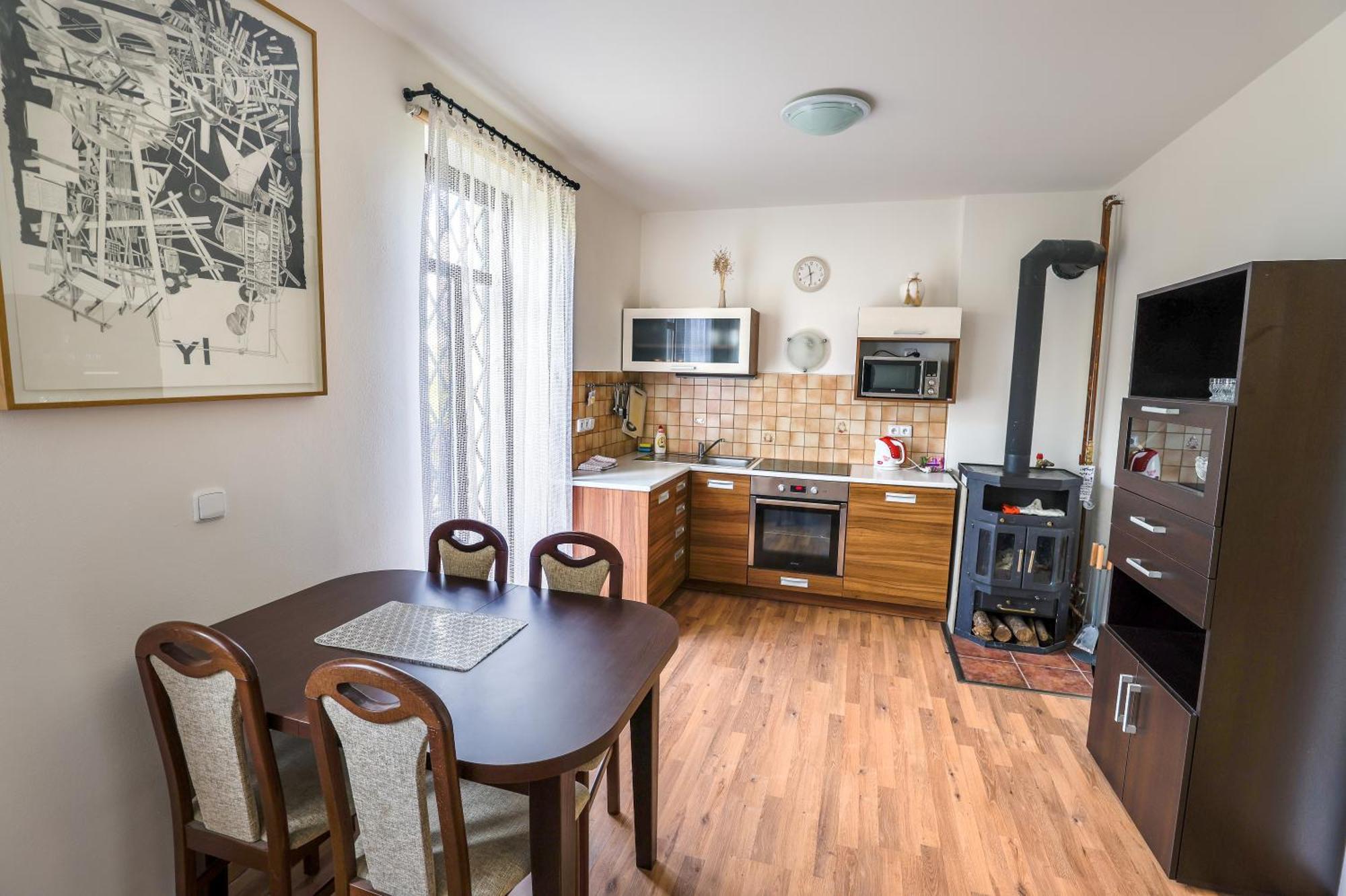 Nivy Alice A Petra Jandovych Apartment Valentova